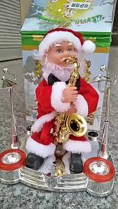 ของตกแต่งตุ๊กตาซานตาคลอสเล่นแซกโซโฟนและกลองดนตรีไฟฟ้าของขวัญคริสต์มาส