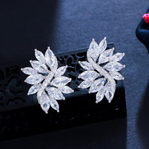 SEQUITO Exquisite Woman Snowflake Ear Studs Ice Flower Stud Earrings Hand Inlaid White AAA Cubic Zircon Korean Style Silver Color Ear Jewelry for Evening Dinner SE729
