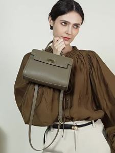 Genuine leather horizontal square-shaped small bag European and American vintage style with stitched details can be carried as a handbag shoulder bag or crossbody bag