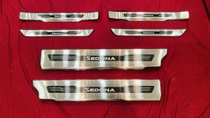 Ốp INOX chống trầy bước chân trong KIA Sedona