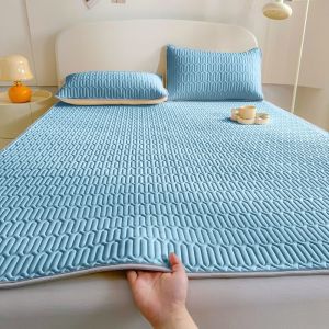 ⚡COD⚡ ที่นอนผ้าไหมน้ำแข็งธรรมชาติฤดูร้อนเครื่องปรับอากาศเย็นเสื่อเตียงนุ่ม 3/4/5/6ft เสื่อเตียงล้างทำความสะอาดได้และกันลื่นพร้อมปลอกหมอนเดี่ยวคู่โฮมโรงแรมแผ่นรองที่นอนและท็อปเปอร์เสื่อเตียงหอพักนักเรียน