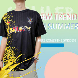 QJshop โอ้โห้ โครตเท่เลยจ๊ะ พ่อหนุ่ม ได้ลุคแบบนักกีฬา ดูดีมากจ้า เสื้อกีฬาสกรีนลายกราฟฟิก มี2สีให้เลือก ไม่ว่าจะเหลือง แดง ก็เท่น๊า