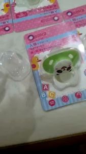 Núm ti giả cho trẻ sơ sinh đầu tròn hình gấu trúc có hộp cho bé