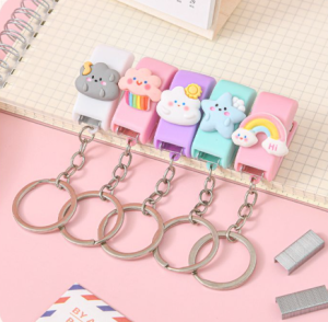 พวงกุญแจเครื่องเย็บกระดาษมินิ ลายการ์ตูนน่ารัก แบบพกพา