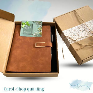 Bộ quà tặng Bút ký cao cấp kèm sổ tay bìa da nắp gài nam châm. Có in khắc logo và tên riêng theo yêu cầu