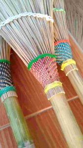 ไม้กวาดทางมะพร้าว-ถักทอสี