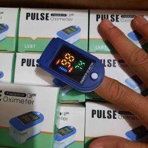 Máy đo nhịp tim và nồng độ oxy trong máu SPO2 Pulse Oximeter đo trên ngón tay ( kèm pin AAA)