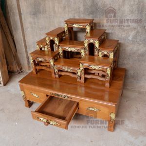 KODANG  โต๊ะหมู่บูชาไม้สัก กล่องลิ้นชักใต้ฐาน แกะลายลงทอง หมู่ 9 หน้า 5 (ไม้สักแท้) ขนาดฐาน กว้าง 56  ยาว 90 สูง 30 สูงรวม 79 ซม. ขนาดลิ้นชัก กว้าง 29