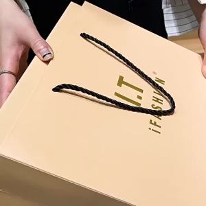 ขายตรงจากโรงงานขนมปังเต้าหู้ กระเป๋า 2024 กระเป๋าสะพายข้างแฟชั่นอินเทอร์เน็ตเซเลบริตี้ฤดูใบไม้ร่วงและฤดูหนาวใหม่ กระเป๋าสี่เหลี่ยมเล็ก