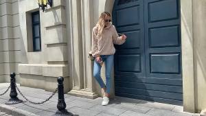 จัดส่งจากประเทศจีน [BIN] กำมะหยี่เงา 2024 ฤดูใบไม้ร่วงและฤดูหนาว เสื้อผ้าผู้หญิงใหม่จากยุโรปและอเมริกา เสื้อสเวตเตอร์มีฮู้ดแขนยาวผ้าแจ็คการ์ดขนนุ่ม