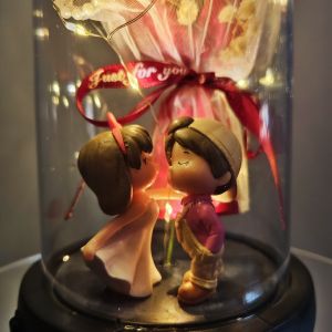 Dome Couple Kiss Musik & LED – Buket Merah & Pink dalam Kubah Plastik Romantis cocok untuk hadiah ulang tahun pacar couple anniversary lamaran birthday gift