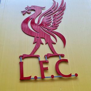 โลโก้ลิเวอร์พลู เหล็กตัดเลเซอร์ สเกลขนาดความสูง 64 cm กว้าง 42 cm เหล็กหนา 3 มิล แบบแขวนติดฝาผนัง พ่นสี2k สีพ่นรถยนต์ภายนอกสวยทนไม่เ