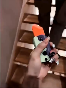 Lobat Toy 3D Cetak Mainan Tangan Lobak Bercahaya Mainan Hilang Stres Untuk Kanak Kanak Dan Remaja Kids Carrot Knife 3D Printed Luminous Gravity Jumping Carrot Knife Decompressing Toy 萝卜刀3d打印夜光重力发光直跳胡萝卜小刀解压网红小玩具 A180