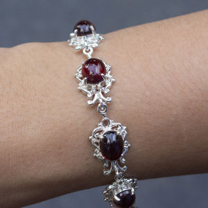 กําไลข้อมือพลอยโกเมนจันทบุรี (Garnet) ตัวเรือนเงินแท้ 92.5% สินค้ามีใบรับประกันจากทางร้าน