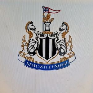 โลโก้นิวคาสเซิลยูไนเต็ด เหล็กตัดเลเซอร์ ขนาด 30 * 30 cm เหล็กหนา 2 มมน้ำหนัก 0.4 กิโลกรัม แบบแขวน ติดผนังทำสีเหมือนจริงใช้สี 2K สีพ่นรถยนต์ภา