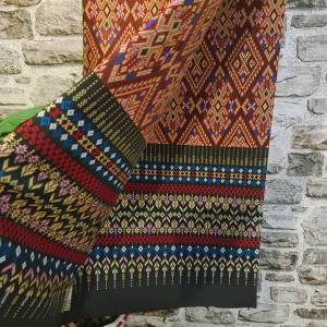 39.ผ้าไหมแกมฝ้าย ผ้าทอทั้งผืน ลายแพรวาต่อจก สีแดงก่ำ