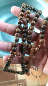 Tasbih gaharu grade A++ 8mm tasbih99 asli wangi alami kayu gaharu kalimantan tasbih kayu bertuah