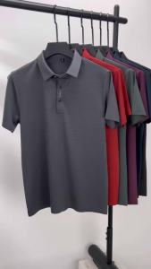 2026 เสื้อโปโลแขนสั้นผู้ชายใหม่ฤดูร้อน ผ้ามีเท็กซ์เจอร์ตัวอักษร ระดับไฮเอนด์ สบาย รู้สึกเหมือนผ้าไหมเย็นสบาย เสื้อยืดปกธุรกิจแบบสบาย