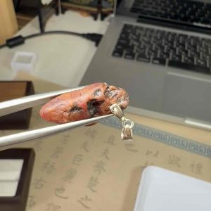 13920Y-TINH THỂ ĐÁ RUBY ( THIÊN NHIÊN )CÓ  MÓC BẠC KHÔNG XỬ LÝ