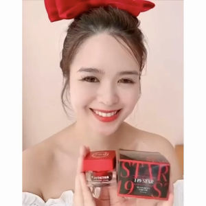<กันแดดใยไหม> 149 STAR 149สตาร์ 10 g. (กล่องแดง-ดำ) ปกป้องรังสี UVA&UVB เนื้อบางเบา เกลี่ยง่าย ใช้แทนแป้งได้ คุมมัน กันน้ำ กันเหงื่อ ไม่ติดแมสุดคุ้ม!! มี อย.เนื้อเนียน กลิ่นหอมละมุน ทาแทนแป้งได้ กันน้ำ กันเหงื่อ ไม่ติดแมส พกพาสะดวก ปกป้องแสงแดดได้ดีเยี่ยม