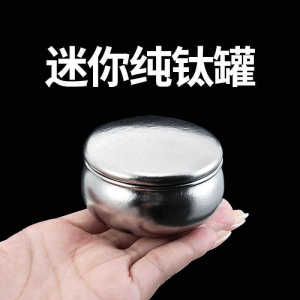 Hộp đựng trà tròn bằng titan nguyên chất nhỏ gọn tiện lợi mang theo khi dã ngoại dùng để bảo quản trà tại văn phòng và gia đình chống ẩm.