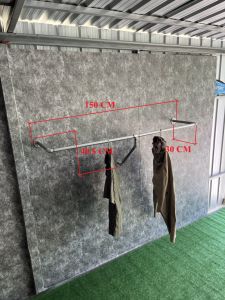 ราวแขวนผ้าติดผนังรุ่นตัว U ขาค้ำกลาง 45 องศา มีขนาดยาวตั้งแต่ 1.5 เมตร จนถึง 3 เมตร ทำด้วยท่อเหล็ก 6 หุน(3/4 นิ้ว)