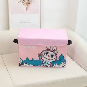 กล่องเอนกประสงค์ Labubu ไซส์ใหญ่ ใช้สำหรับใส่ของจัดบ้าน จัดเอกสารโต๊ะทำงาน หรือ ใช้งานบนรถ สามารถพับเก็บได้ รุ่นนี้มีฝาปิดพร้อมหูหิ้ว ขนาด 38*25*25 cm พร้อมส่งครบลายตามภาพ