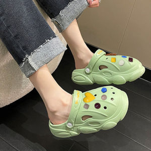 QZshop สินค้าใหม่🏆รองเท้าแบบสวม รองเท้าหัวโตรัดส้นทรงสวยมากแม่งานพื้นดีพื้นนิ่มสุดๆสีสันสดใสสดุดตา แถมตัวติดไปให้แบบจุกๆๆ กันไปเลย งานนี้บอกเลย ไม่มีพลาดสุดๆ🧬