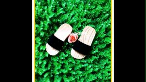 Guốc gổ nhung đỏ  hoa hồng cho bé
