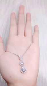 Perhiasan Kalung Titanium Set Liontin Baris Tiga Super Mewah
