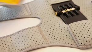 Spring-Powered Knee Support Brace - Boost Joint Assistance for Stairs Squats & Daily Mobility - Ergonomic Patella Support with Adjustable Straps for Elderly & Active Adults（black）