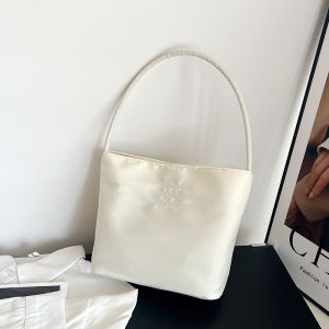 Just Star⚡จัดส่งฟรี สินค้าพร้อมส่ง⚡กระเป๋าสะพายผญ Mucu and Ebony ไนลอน งานปัก กระเป๋าถือ กระเป๋าทรงถัง กระเป๋าผ้า กระเป๋านุ่มนิ่ม กระเป๋าสไตล์เกาหลี