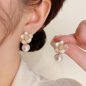 New Trendy White Flower Pearl Earrings Party Exquisitely Designed Ear Stud Earrings