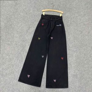 Quần jean Bigsize Nữ thêu nơ chữ trắng đen basic dáng suông lưng cao mặc thoải mái - Q543