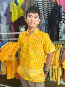เสื้อเชิ้ตชาย อัดกาว ใส่ทำงาน ลายขอ ผ้าไทย เสื้อทีม สีเหลือง ลายไทย พิมพ์ลาย พี่พิมพ์ผ้าไทย