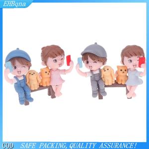 COD 2 cái cặp dễ thương những người yêu thích chụp ảnh tự sướng trên một chiếc bánh phân trang trí xe hơi trang trí vài bức tượng nhỏ thủ công trang trí vườn cổ tích