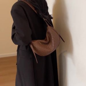 COD  Wanita Beg Berkapasiti Besar 2024 Reka Bentuk Beg Pesanan Sebelah Bahu Berfesyen dan Mudah Dipadan Baru Beg Dumplings Jenis Popular  Sem