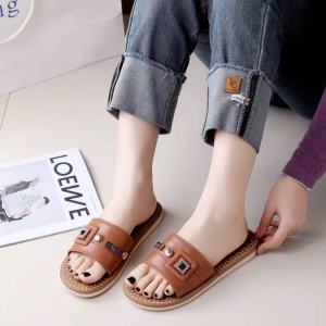 New Womens fashionable sandals non-slip soles comfortable slip-on slippers suitable for both home and outdoor wear versatile and stylish Korean style slippers 055523