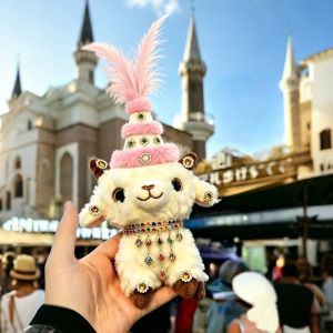 MAOMEI Trang trí Búp bê nhồi bông hình cừu. Mềm mại Lông vũ đính đá Móc khóa hình cừu Lấy cảm hứng từ phong cách truyền thống. Thiết kế dân tộc Móc khóa hình cừu dê Năm mới