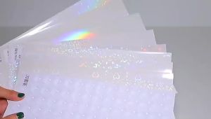 ฟิล์มโฮโลแกรมกันน้ำแบบติดเองใส แผ่นฟิล์มเคลือบเย็น ฟิล์มโปร่งใสโฮโลแกรมพลุ