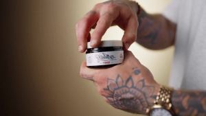 Pomade – Giữ nếp chắc chắn độ bóng cao và công thức dưỡng ẩm với Pro-Vitamin B5 – Mùi hương Vani Thuốc Lá – 3.4 oz