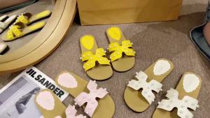 [FreeShipping] Womens Summer Outdoor Slippers 2025 New Ins Style Soft Sole Flat Slide Sandals Fashionable Pearl Womens Shoes