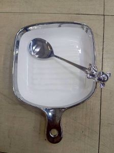 จานทรงกระทะ จานมีด้ามจับ พร้อมช้อน จานกระเบื้องราคาถูก ทำจากเซรามิกเนื้อดี จานสีขาวขอบเงิน