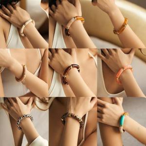 Hmeme กำไลข้อมืออะคริลิคทรงท่อไม้ไผ่แบบผสมสีสำหรับผู้หญิงผู้ชายกำไลลูกปัดแบบโค้งทำจากเรซิน