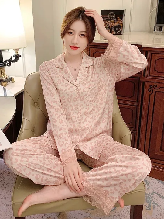 Baju%20Setelan%20Piyama%20Wanita%20Satin%20Premium%20Motif%20Macan%20Tutul%20Pink%20Renda%20Lengan%20Panjang%20Korean%20Style%20-%20Image%202
