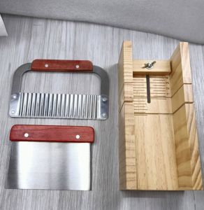 Soap Cutter Set Wood Molds Tool for Soap Making Loaf Cutting Bar Cutter Kit with 2 PCS Straight Wavy Stainless Steel Slicer Planer Knife