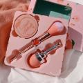 Set trang điểm XIXI PEACH PINK 3 MÓN (PHẤN KIỀM DẦU + PHẤN MÁ +CỌ) CUTE Phấn má dạng bột tone hồng cực xinh, cực tự nhiên. Với thiết kế mới lạ, gọn nhẹ, em này vô cùng tiện lợi và dễ sử dụng, dễ tán đều má hồng. 