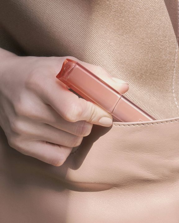 %5BRom&nd%5D%20Son%20th%E1%BB%8Fi%20m%E1%BB%81m%20m%E1%BB%8Bn%20b%E1%BB%81n%20m%C3%A0u%20H%C3%A0n%20Qu%E1%BB%91c%20Romand%20Sheer%20Tinted%20Stick%20-%20Image%204