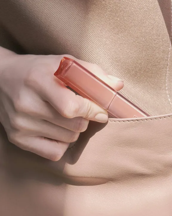 %5BRom&nd%5D%20Son%20th%E1%BB%8Fi%20m%E1%BB%81m%20m%E1%BB%8Bn%20b%E1%BB%81n%20m%C3%A0u%20H%C3%A0n%20Qu%E1%BB%91c%20Romand%20Sheer%20Tinted%20Stick%20-%20Image%204