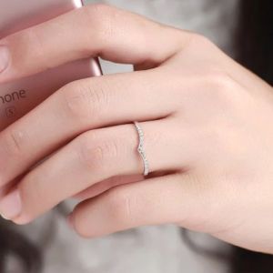 รูปตัววีโรแมนติกใสเพทายแหวนแต่งงานแฟชั่นแหวนเพชรที่สวยหรูพรรคหรูหรา เครื่องประดับของขวัญสำหรับผู้หญิง ราคาประมาณ 12,990 บาท